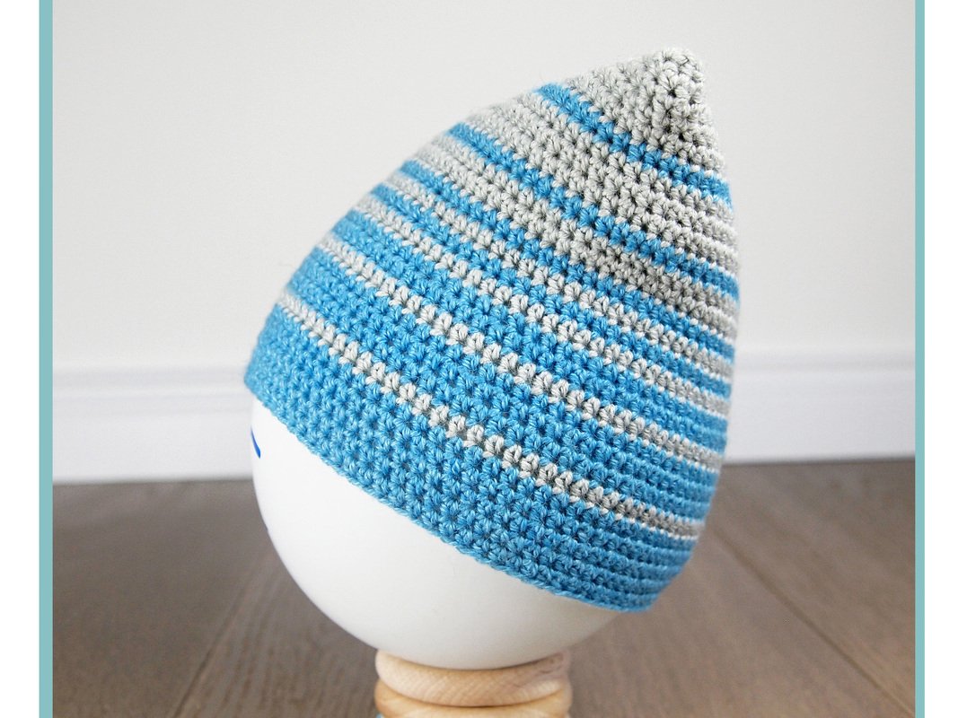 Einfache gehäkelte Kinder- und Babymütze in Blau und Grau, gestreift