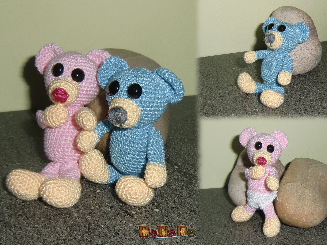 Zwei gehäkelte Amigurumi-Teddybären, rosa und blau, mit cremefarbenen Pfoten und schwarzen Sicherheitsaugen