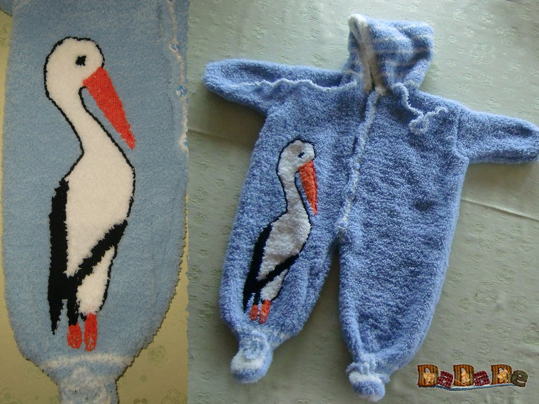 Gestrickter Kapuzenstrampler in Hellblau mit Storchmotiv auf dem Bein
