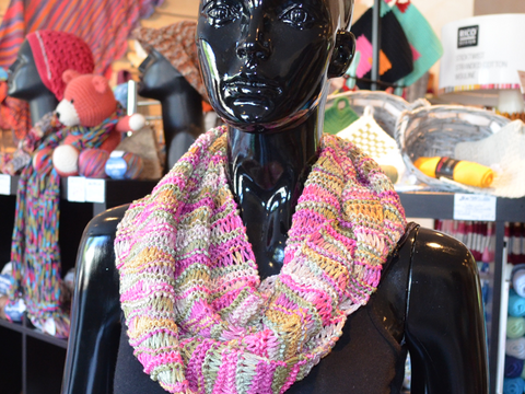 Wellen-Schal mit hohen Maschen