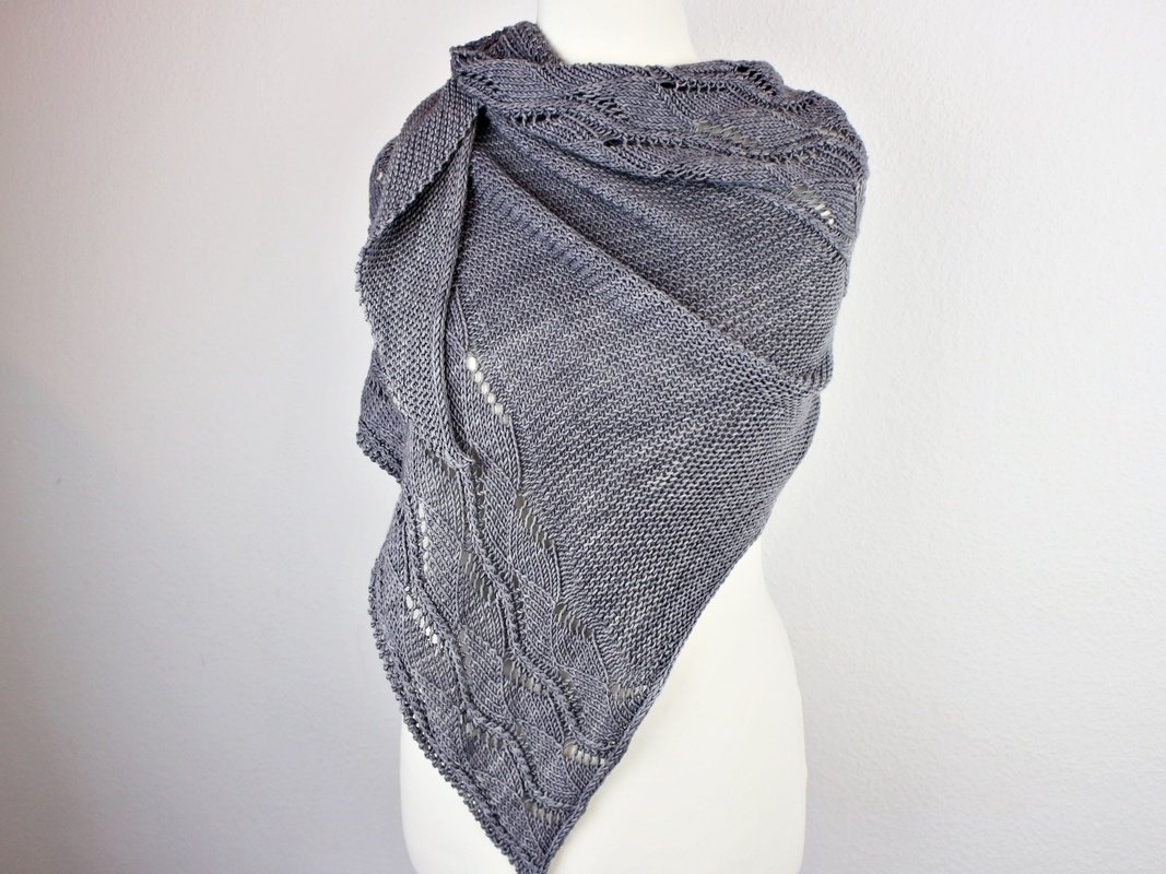 Strickanleitung asymmetrisches Dreieckstuch mit  Loch- und Zopfmuster