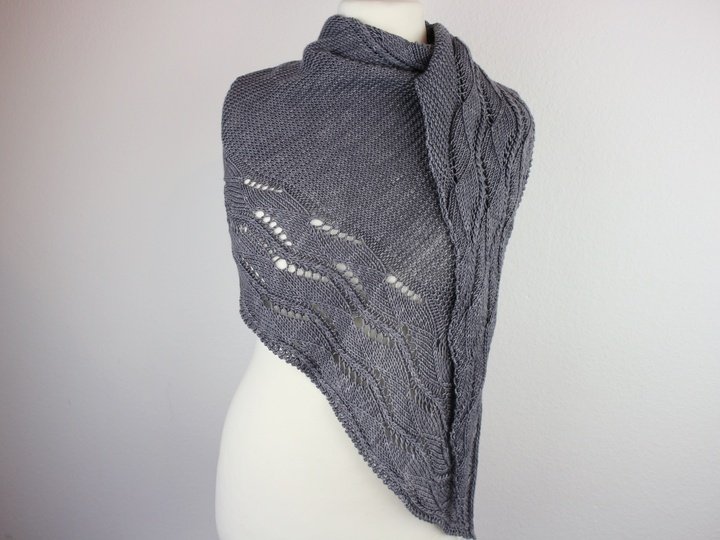 Strickanleitung asymmetrisches Dreieckstuch mit  Loch- und Zopfmuster