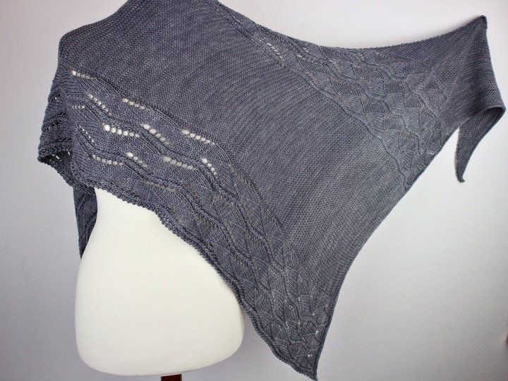 Strickanleitung asymmetrisches Dreieckstuch mit  Loch- und Zopfmuster