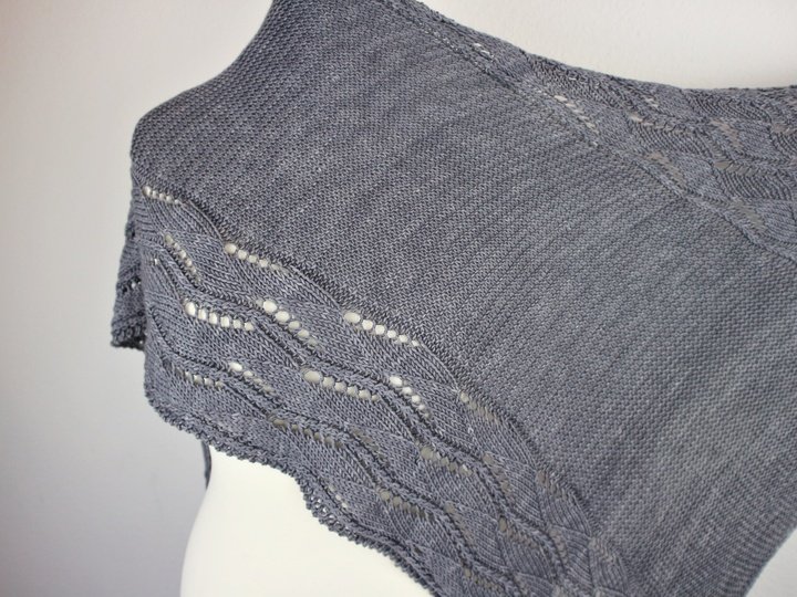 Strickanleitung asymmetrisches Dreieckstuch mit  Loch- und Zopfmuster