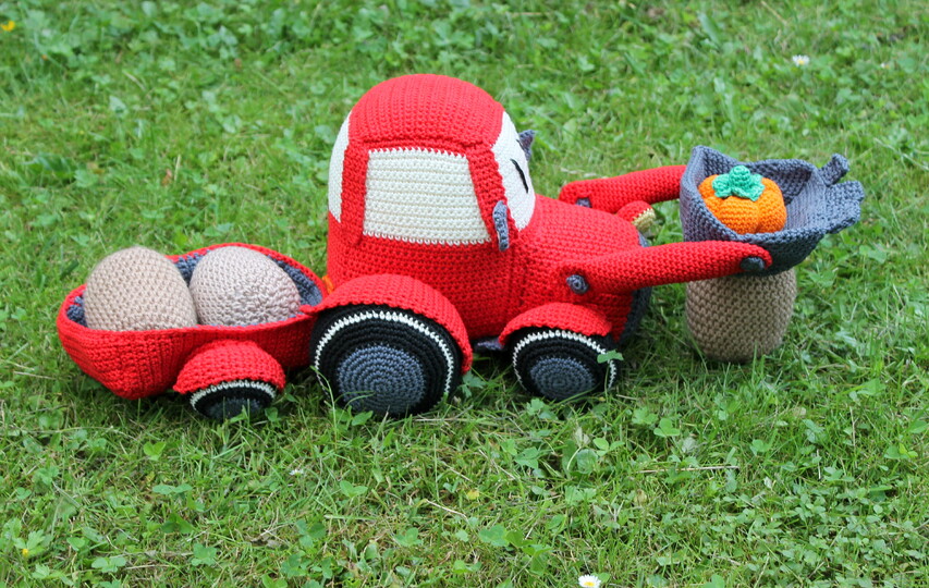 Crochet a Tractor – with Trailer and Digger Shovel to Swap (EN & DE)