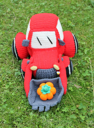 Crochet a Tractor – with Trailer and Digger Shovel to Swap (EN & DE)