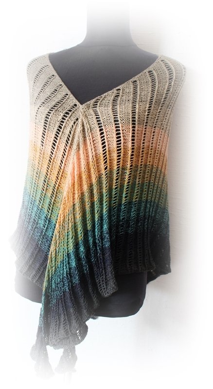 Asymmetrisches gestricktes Tuch mit Farbverlauf in Creme, Orange, Grün und Dunkelblau, offenes Rippenmuster auf Schaufensterpuppe