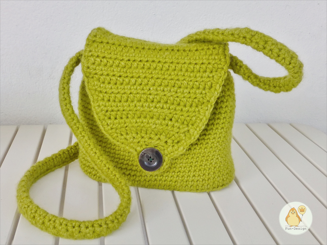 Gehäkelte lindgrüne Umhängetasche mit Klappe und dunklem Knopf