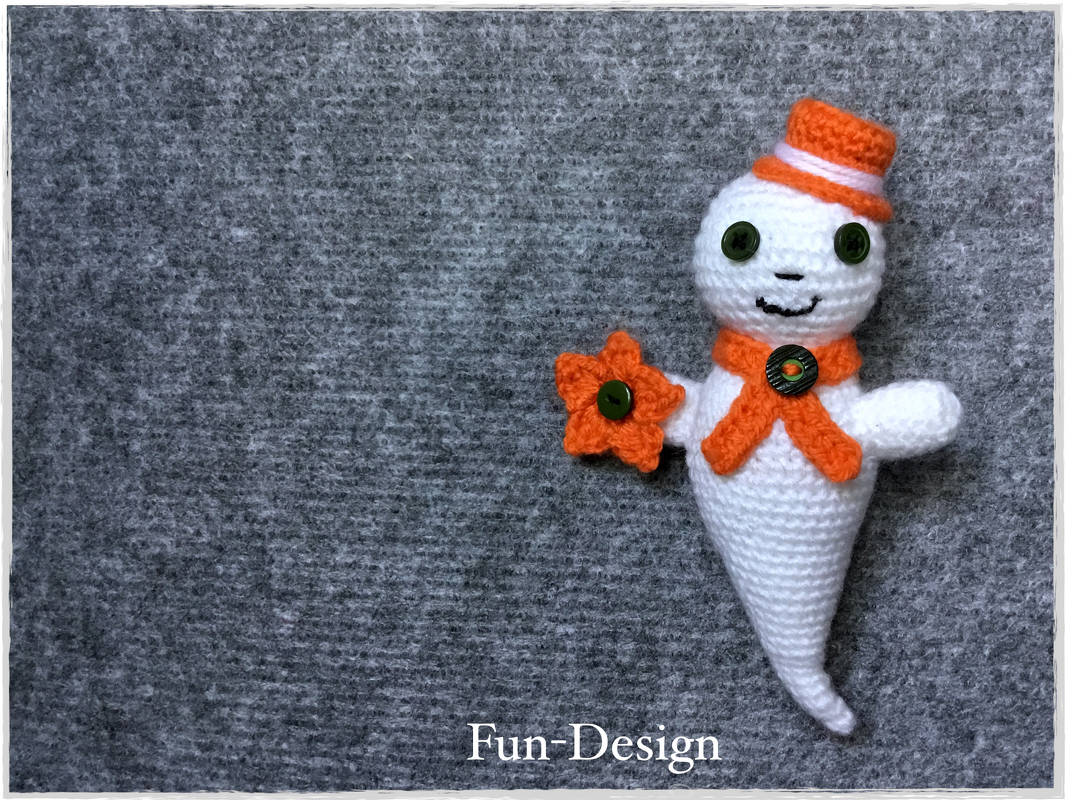 Weißes gehäkeltes Gespenst-Amigurumi mit oranger Mütze, Schal und Blume auf grauem Hintergrund