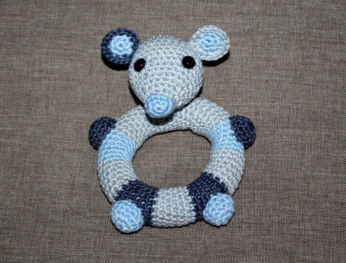 Crochet a Mouse Rattle – soft baby grasping ring (EN & DE)