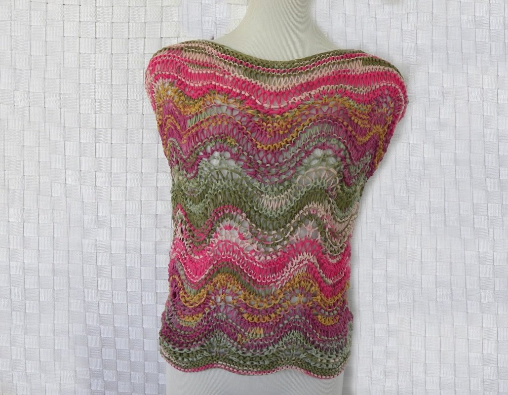 Ärmelloses gestricktes Top mit Ajour-Wellenmuster in Rosa- und Grüntönen auf Büste