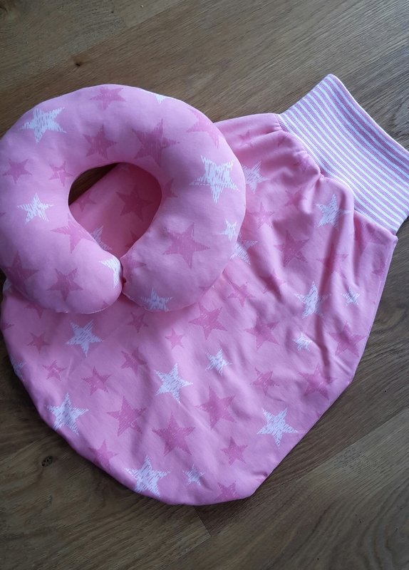 Genähtes U-Nackenkissen und runde Kissenhülle aus rosa Sternenstoff mit Bündchen