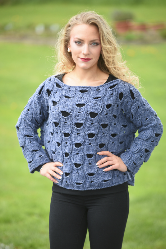 Blauer Kastenpulli mit Lochmuster - Bild 2