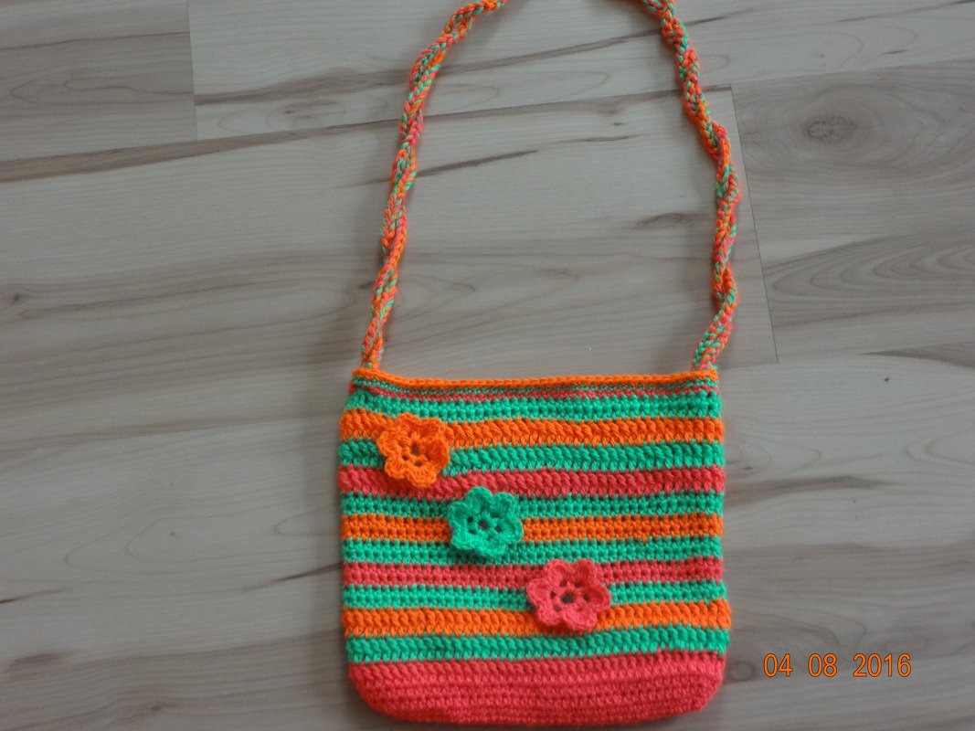 Gehäkelte Umhängetasche gestreift in Orange, Grün und Rosa mit drei Blumenapplikationen