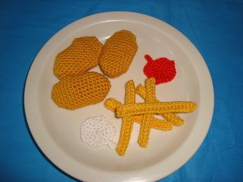 Menü für die Kinderküche aus Pommes, Chicken Nuggets, Mayo, Ketchup