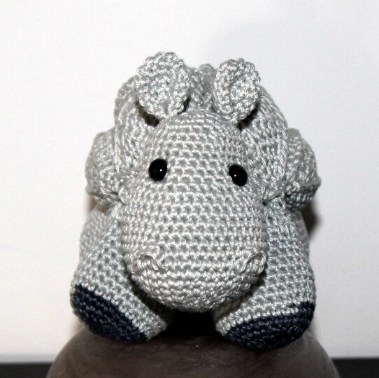 Crochet an Amish Puzzle Ball – a hippo that comes apart (EN & DE)