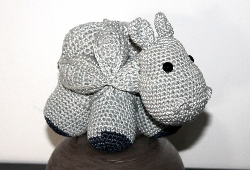 Crochet an Amish Puzzle Ball – a hippo that comes apart (EN & DE)