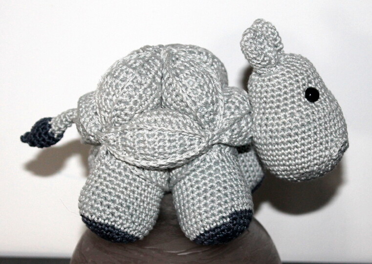 Crochet an Amish Puzzle Ball – a hippo that comes apart (EN & DE)