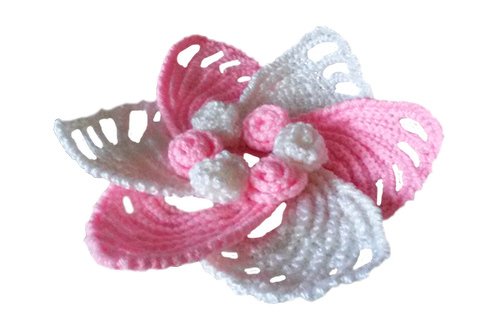 Gehäkelte Blumenapplikation in Rosa und Weiß mit offenen Blütenblättern und kleinen Mittelkugeln