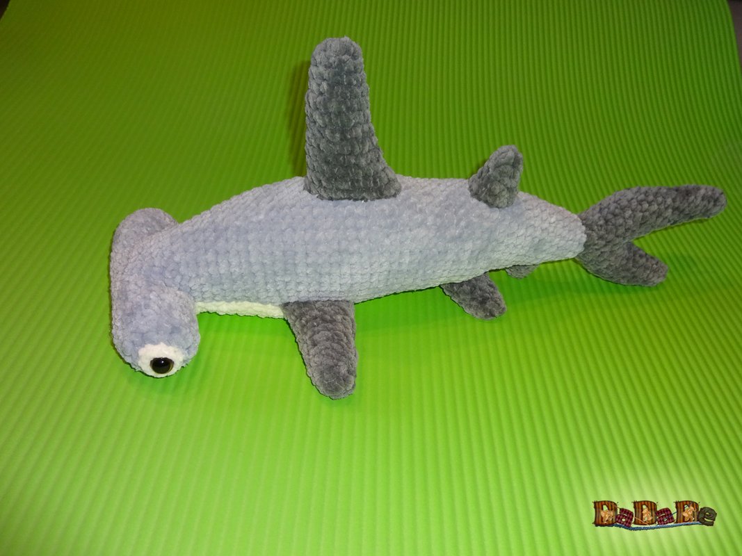 Hammer-Hai - Taschenbaumler + Kuscheltier, gehäkelt von DaDaDe - Bild 4