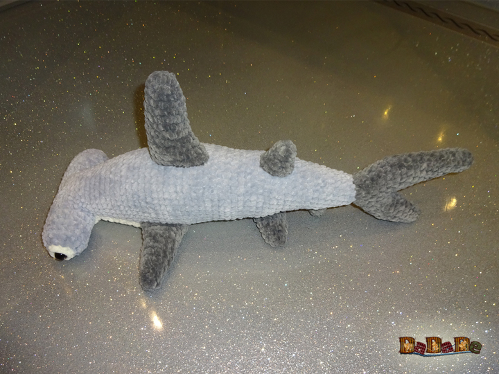 Hammer-Hai - Taschenbaumler + Kuscheltier, gehäkelt von DaDaDe