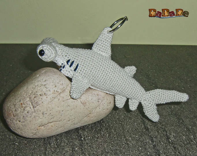 Hammer-Hai - Taschenbaumler + Kuscheltier, gehäkelt von DaDaDe