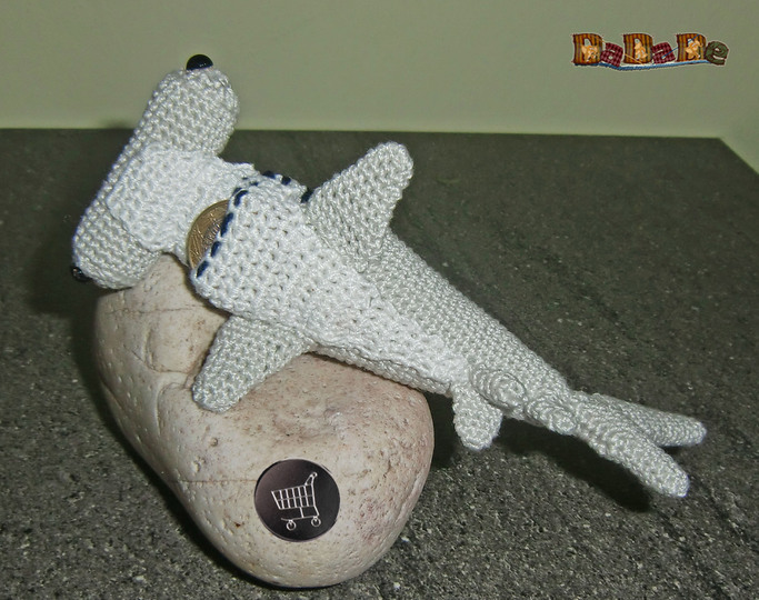 Hammer-Hai - Taschenbaumler + Kuscheltier, gehäkelt von DaDaDe