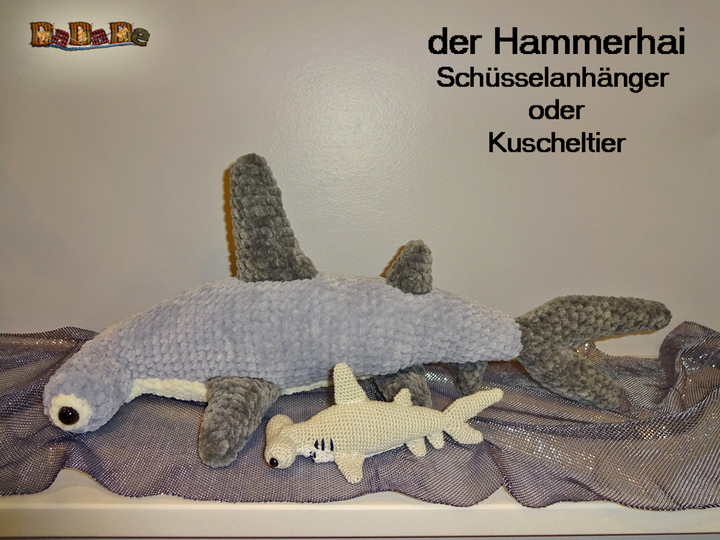 Hammer-Hai - Taschenbaumler + Kuscheltier, gehäkelt von DaDaDe