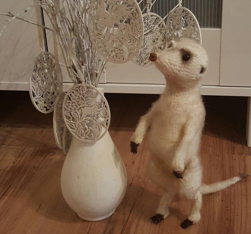 Gehäkeltes Erdmännchen, stehend, mit betontem Schwanz und Pfoten