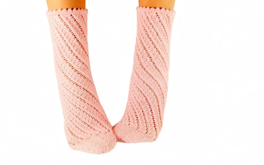 Luftige Spiralsocken mit Ajourmuster ohne Ferse stricken