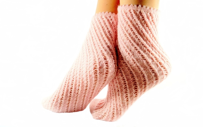 Luftige Spiralsocken mit Ajourmuster ohne Ferse stricken