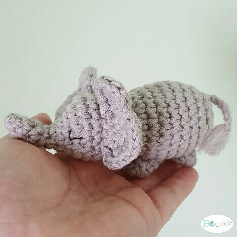 Kleines gehäkeltes Elefanten‑Amigurumi auf einer Hand, geeignet als Schlüsselanhänger