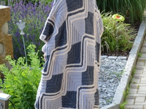 Mantel stylisch im Patchwork-Stil gestrickt