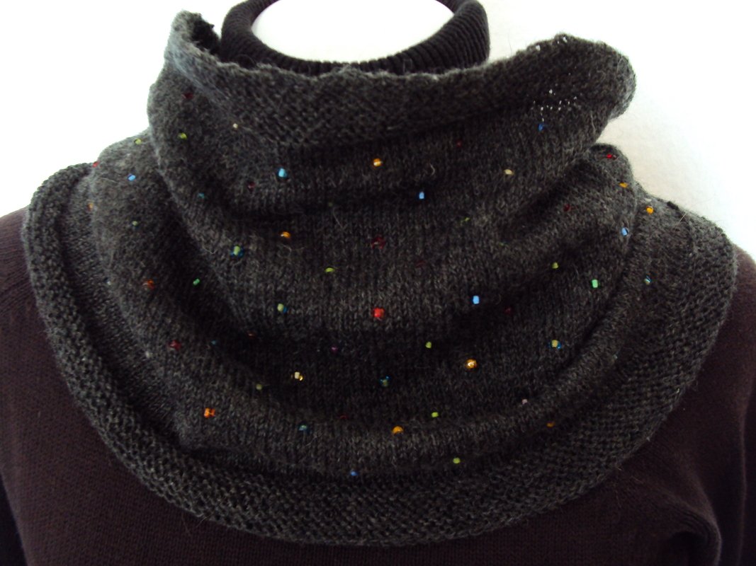 Cowl mit eingestrickten Perlen