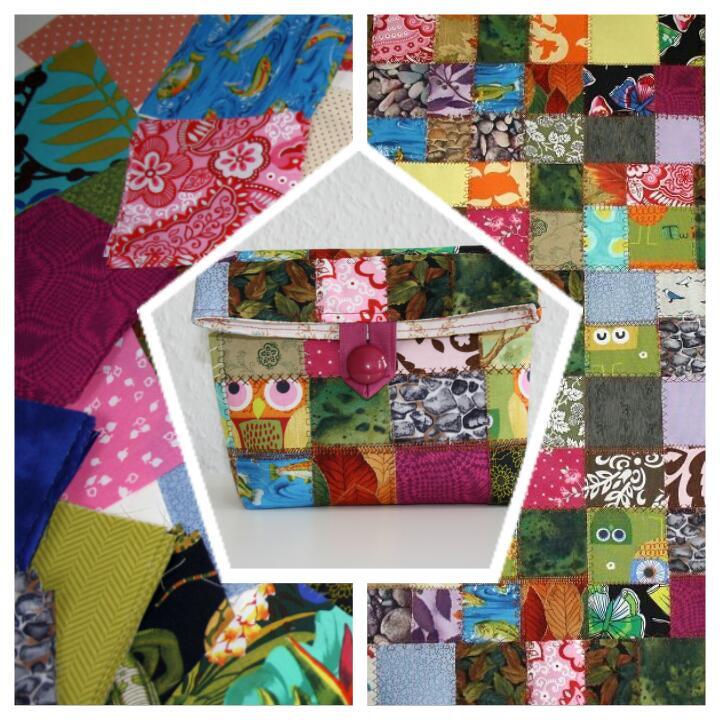 Kleine bunte Patchwork-Tasche mit umklappbarer Klappe und rundem rosa Knopf vor Patchworkstoffen