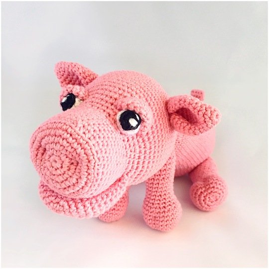 A nice pattern of a cute pig, clearly described with photos in Dutch, Deutsch and English US-terms