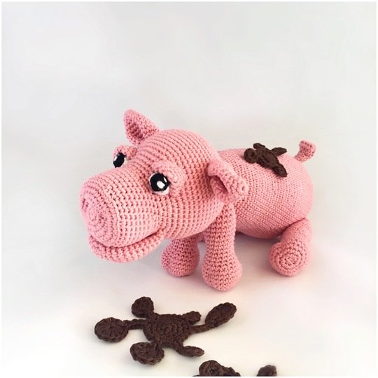 A nice pattern of a cute pig, clearly described with photos in Dutch, Deutsch and English US-terms