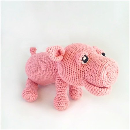 A nice pattern of a cute pig, clearly described with photos in Dutch, Deutsch and English US-terms