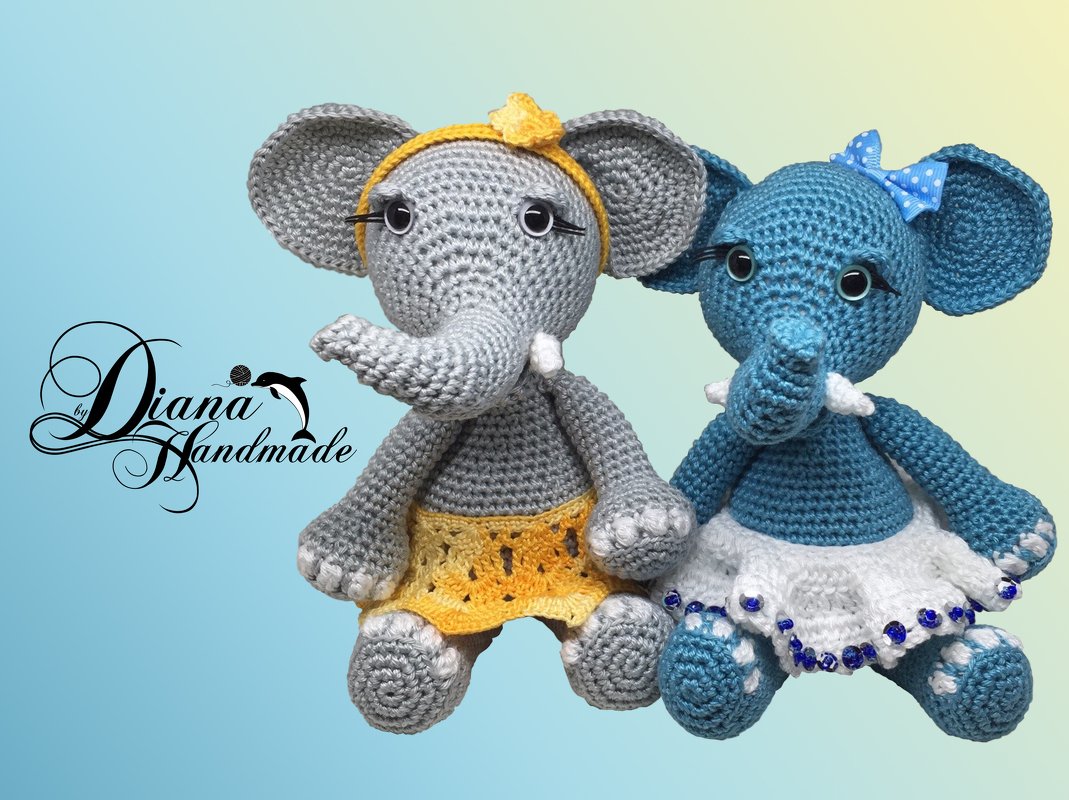Zwei gehäkelte Amigurumi-Elefanten, grau mit gelbem Rock und Haarband, blau mit weißem perlenbesetztem Rock und Schleife