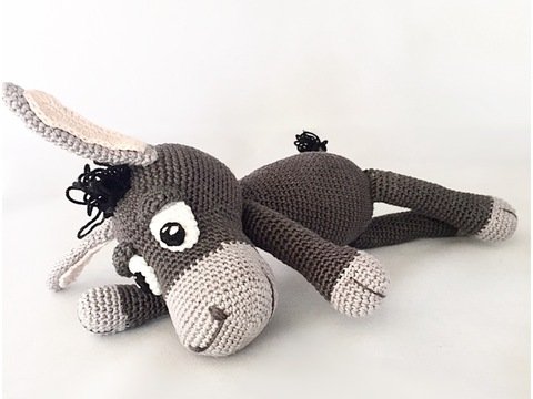 Häkelanleitung von einem schönen Esel in einer PDF-Datei, klar beschrieben mit Fotos in Holland, Englisch und Deutsch 