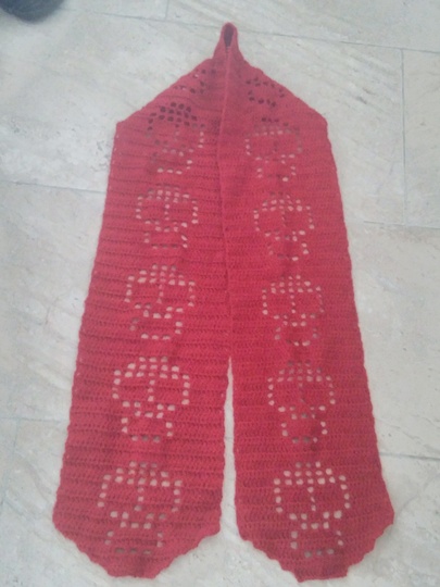 Schal mit Schädelmuster - gern auch Tischläufer ;)