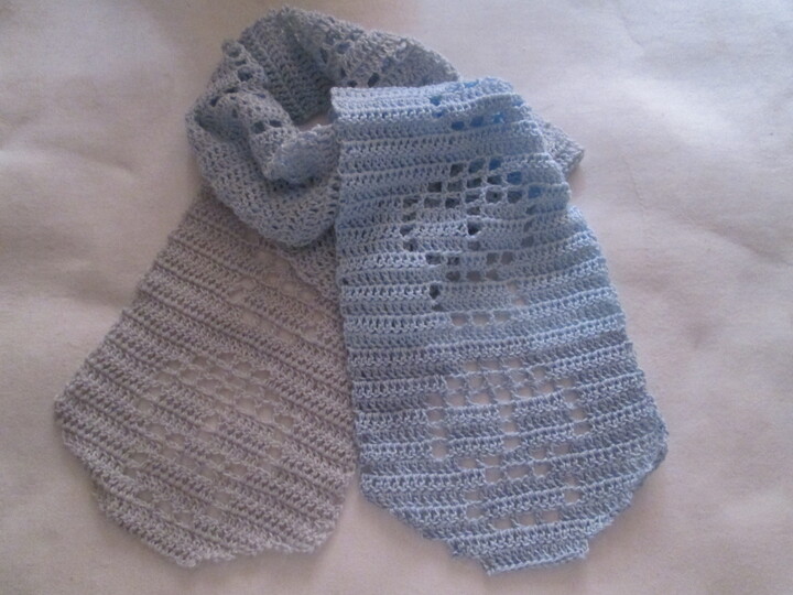 Schal mit Schädelmuster - gern auch Tischläufer ;)