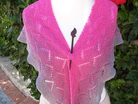 Ijoulios - Dreieckstuch mit schönem Lochmuster