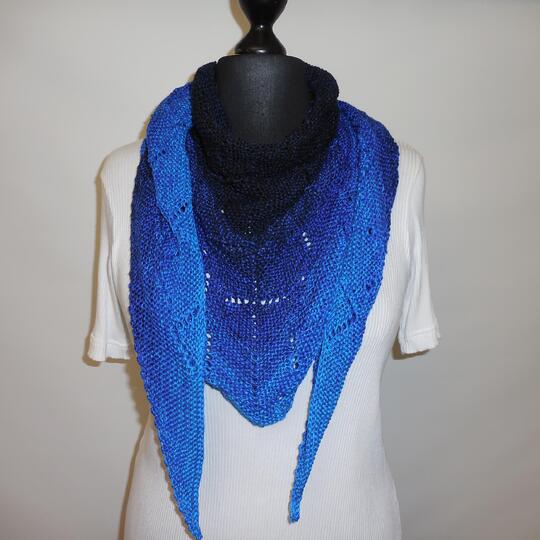 Ijoulios - Dreieckstuch mit schönem Lochmuster