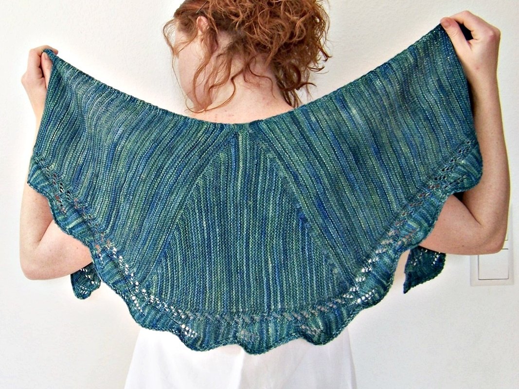 Strickanleitung Tuch halbrund – elegantes Design mit Blattkante "Hod On"