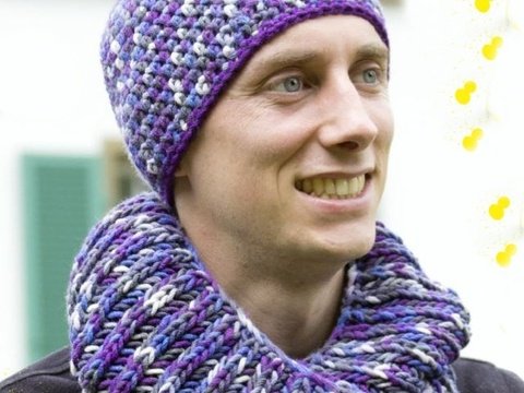 Strickloop mit Häkelmütze 