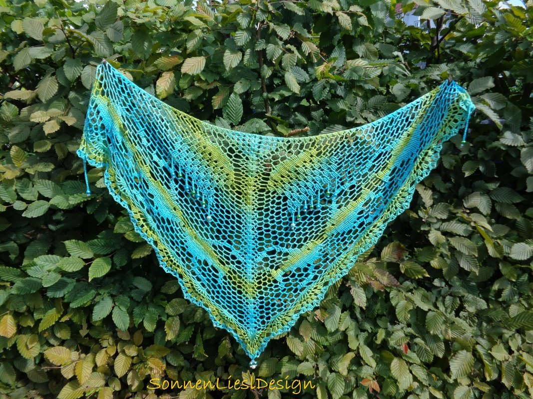 Gehäkeltes dreieckiges Tuch in Türkis und Grün mit offenem Spitzenmuster und Perlen