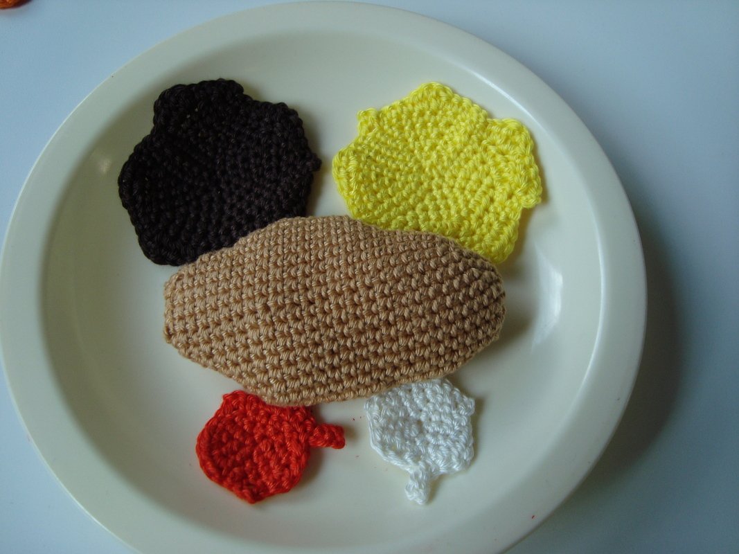 Menü aus Schnitzel, Kroketten, Erbsen und Möhren mit Soße, Ketchup und Mayo - Bild 2