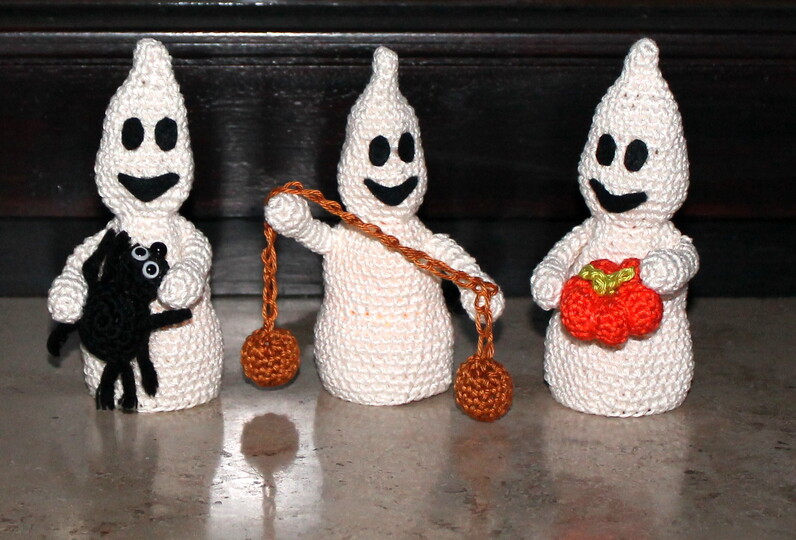 Glowing Ghosts – crochet pattern, Halloween ghosts for LED tea lights