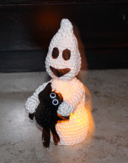 Glowing Ghosts – crochet pattern, Halloween ghosts for LED tea lights